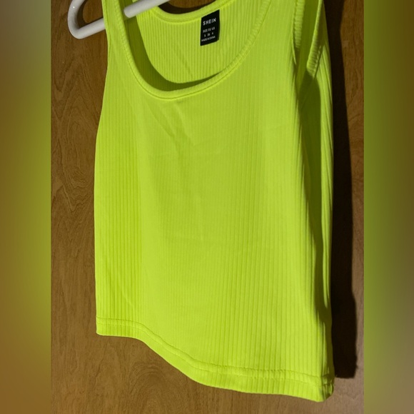 cropped top - Picture 2 of 3